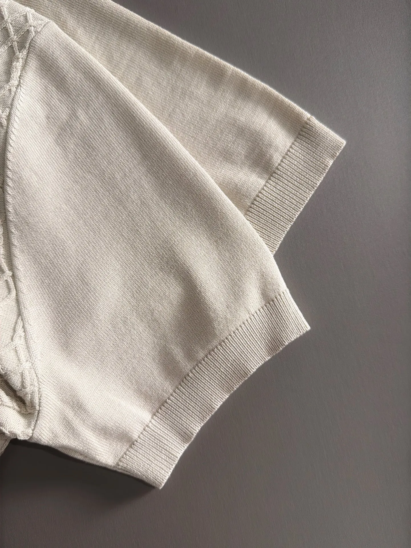 LP high quality Loro Piana 26ss New Arrival men's short-sleeved knitted T-shirt. Made of combed cotton yarn knitted cotton fabric, no pressure when entering and exiting the counter. Exclusive control of raw materials. It feels substantial when weighed, and the upper body is more textured than ordinary T-shirts. This texture can handle the weather easily and is suitable for both hot and cold! Loose fit design, looks noble. The only correct version is available Size: M to 4XL